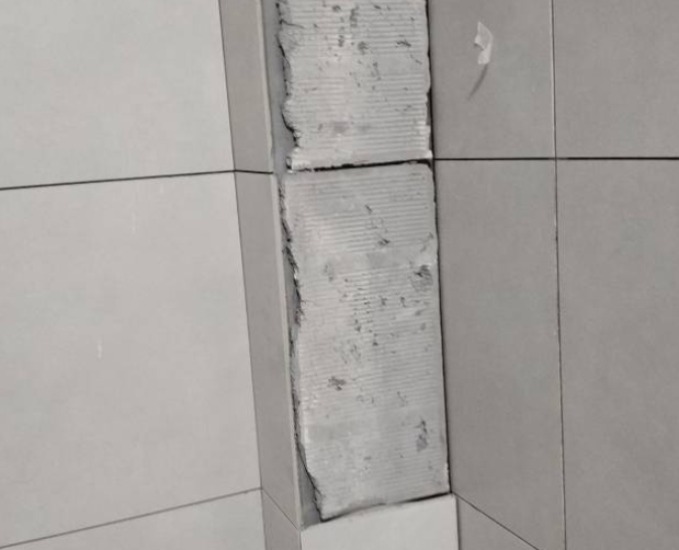 滁州瓷砖空鼓维修公司分享下瓷砖施工前基层浇水润湿程度不足，可能导致以下问题